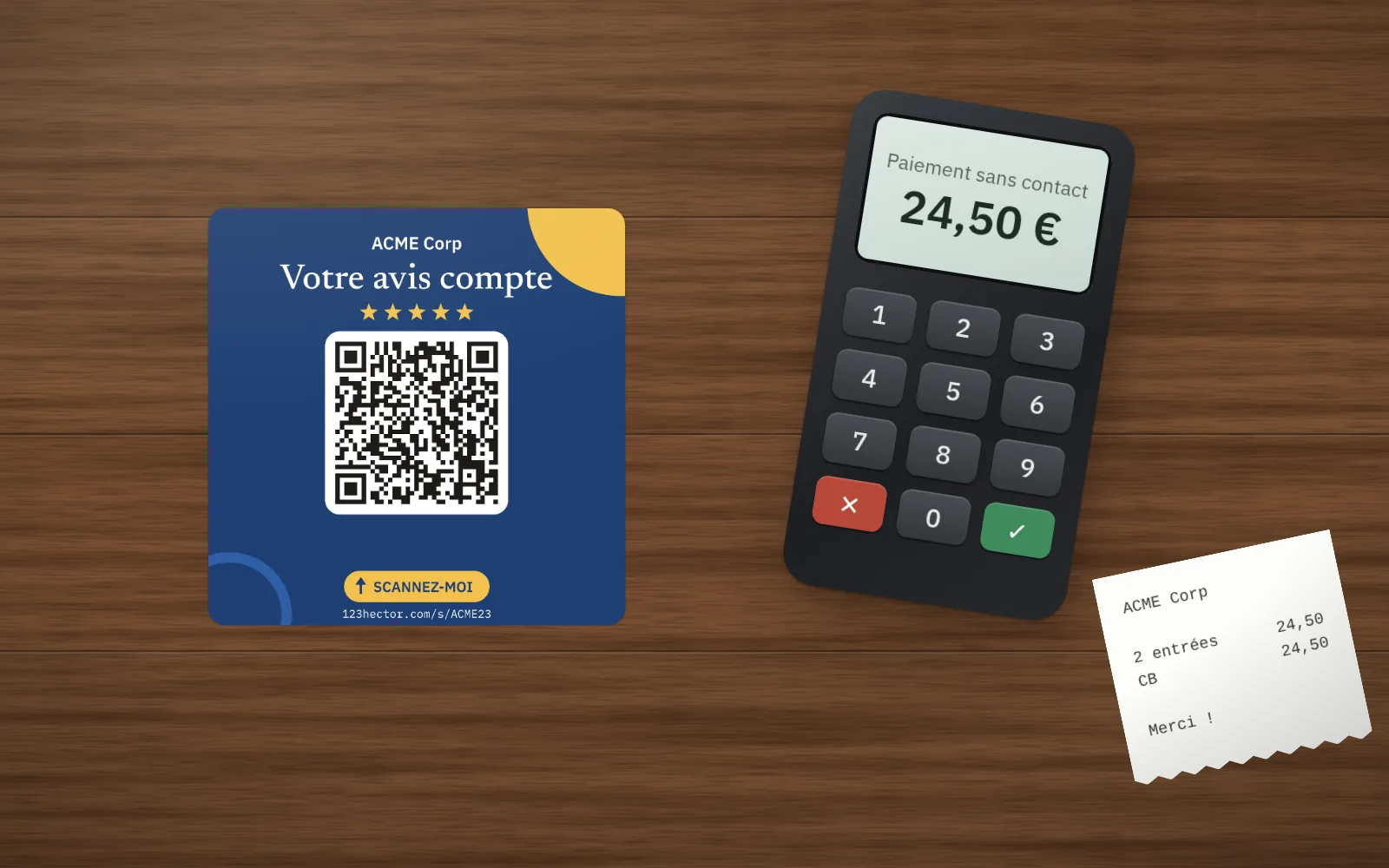 Un sticker QR code collé sur le comptoir en bois, à côté d'un terminal de paiement et d'un ticket de caisse.